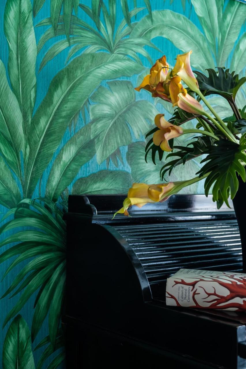 Rosalia'S Menagerie Cocktail Bar & Innupstairs Амстердам Екстериор снимка